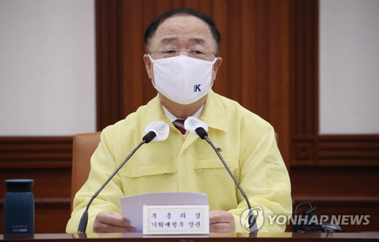 홍남기 경제부총리 겸 기재부 장관이 지난달 30일 정부서울청사에서 열린 제46차 비상경제 중앙대책본부 회의를 주재하며 발언하고 있다. 연합뉴스